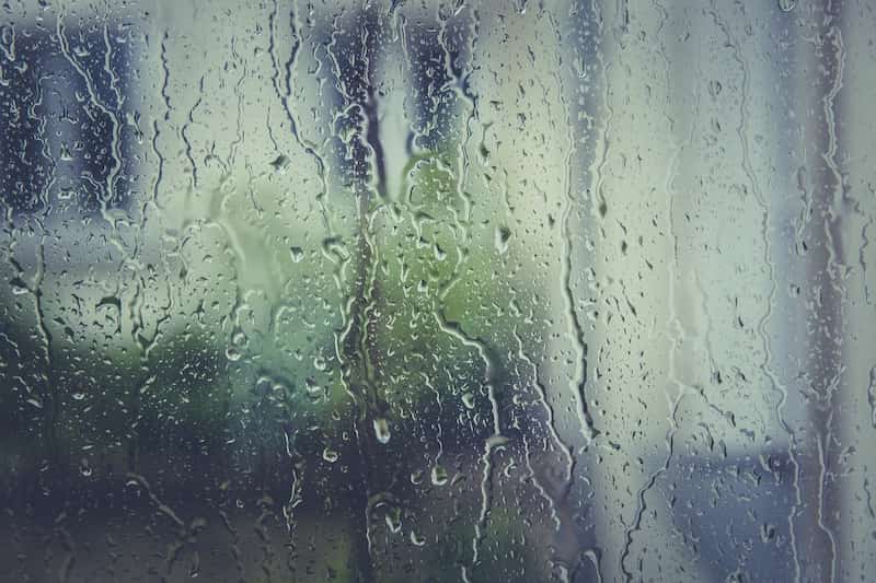 窓に滴る雨水