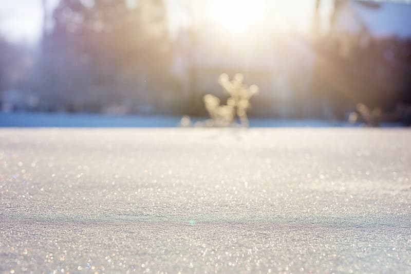 雪に覆われた地面と太陽